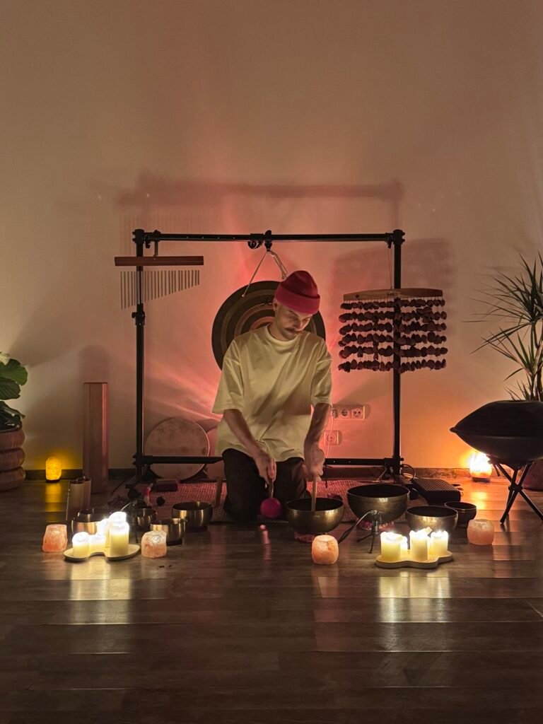 Garso terapijos sesija su gongu ir Tibeto dubenėliais Yoga Collective studijoje